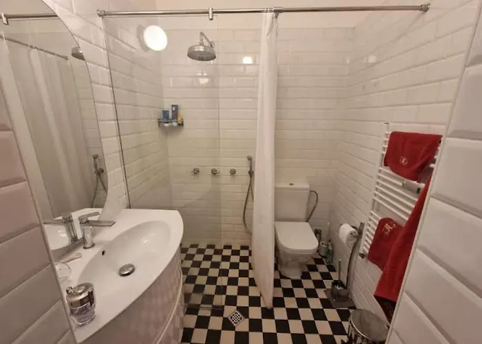 Large 2-bedroom Centre Art Apartment *