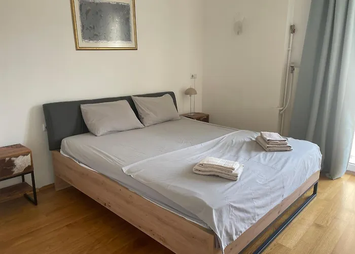 Large 2-bedroom Centre Art *