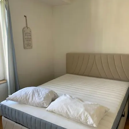 Large 2-bedroom Centre Art Apartamento *