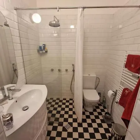 Large 2-bedroom Centre Art Apartamento *