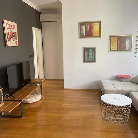 Large 2-bedroom Centre Art Апартаменты