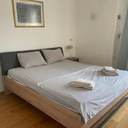 Large 2-bedroom Centre Art *